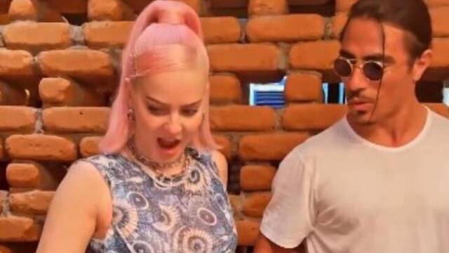Nusret dünyaca ünlü şarkıcıyı tanımadı!