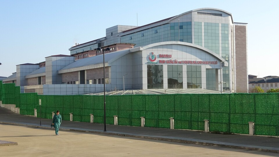 Odasındaki hastayı uyurken boğarak öldürdü!