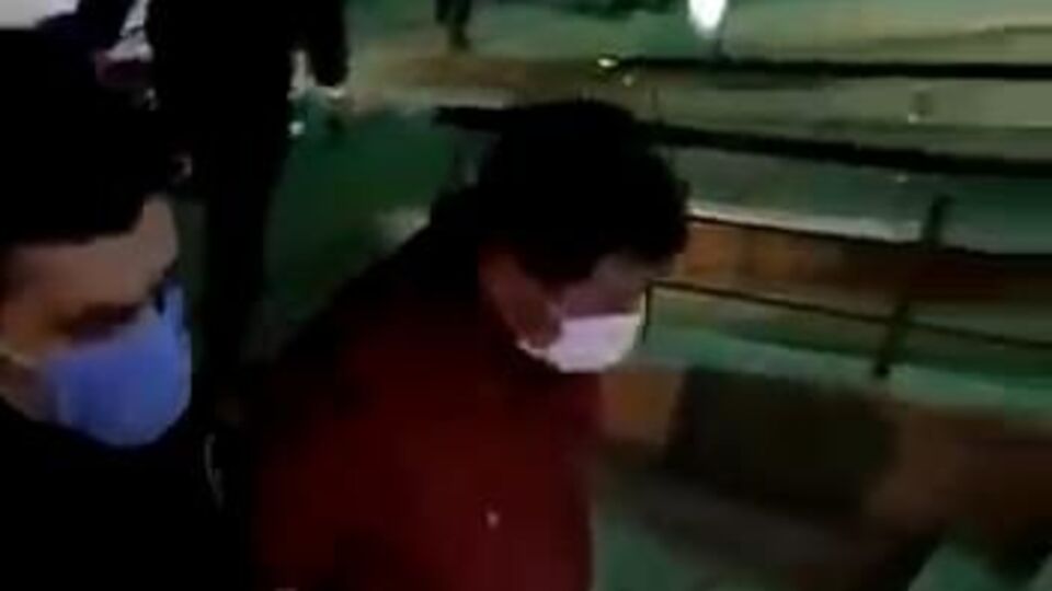 Polise tehditten yargılanan kurye bekçiye de saldırdı