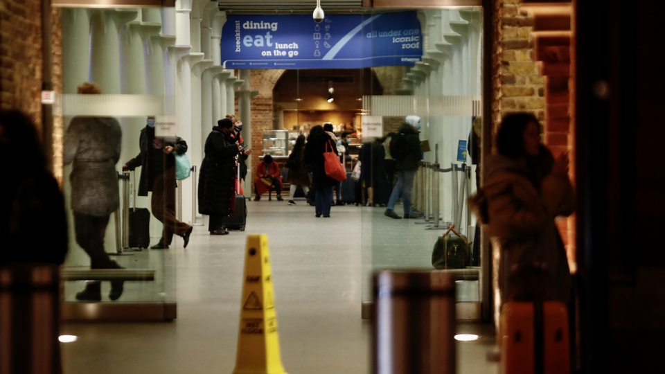 Mutasyon paniği! Dünya İngiltere'ye kapılarını kapatıyor!