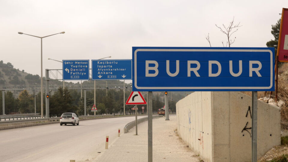 Şehir tabelalarında nüfus ve rakım neden yok?