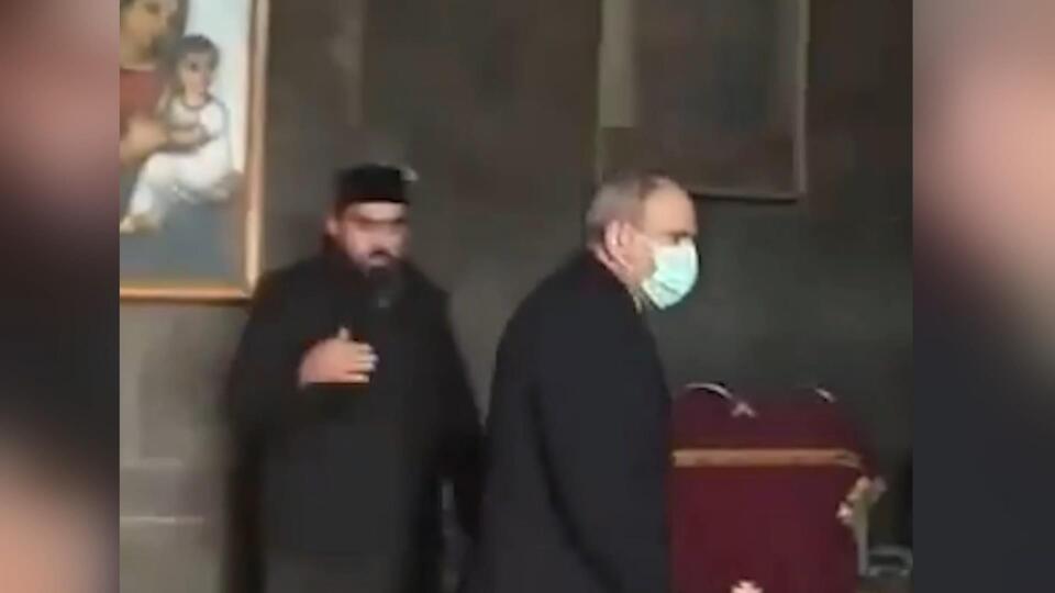 Kilise papazı Paşinyan'ı kovdu!