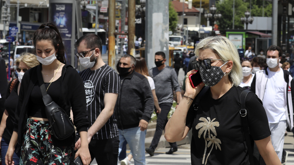 Maske takmamıza rağmen neden yayılıyor?