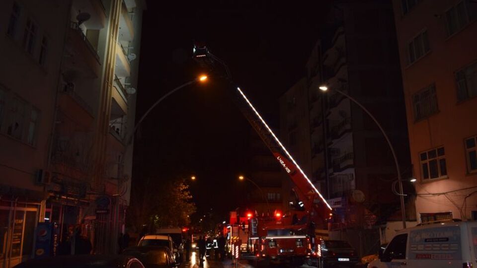 Yalnız yaşadığı evini ateşe verdi