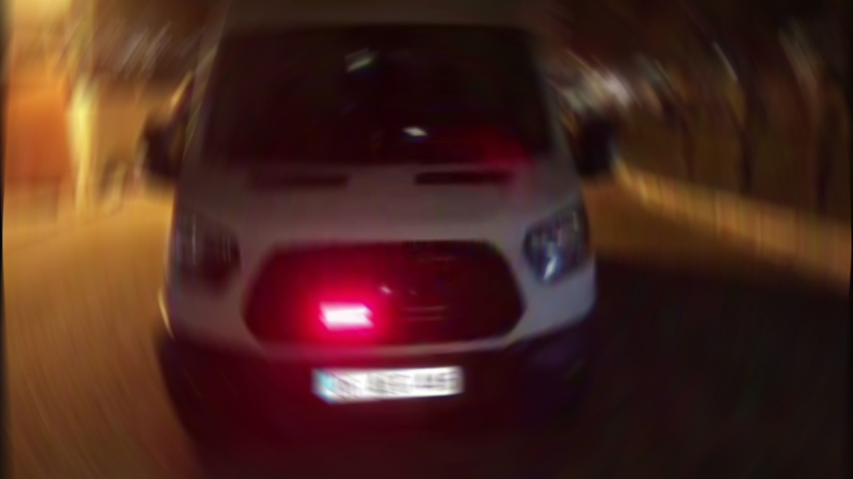 Şehir eşkıyaları polis sireniyle ev bastı!