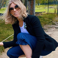 Elleriyle kanguru besledi