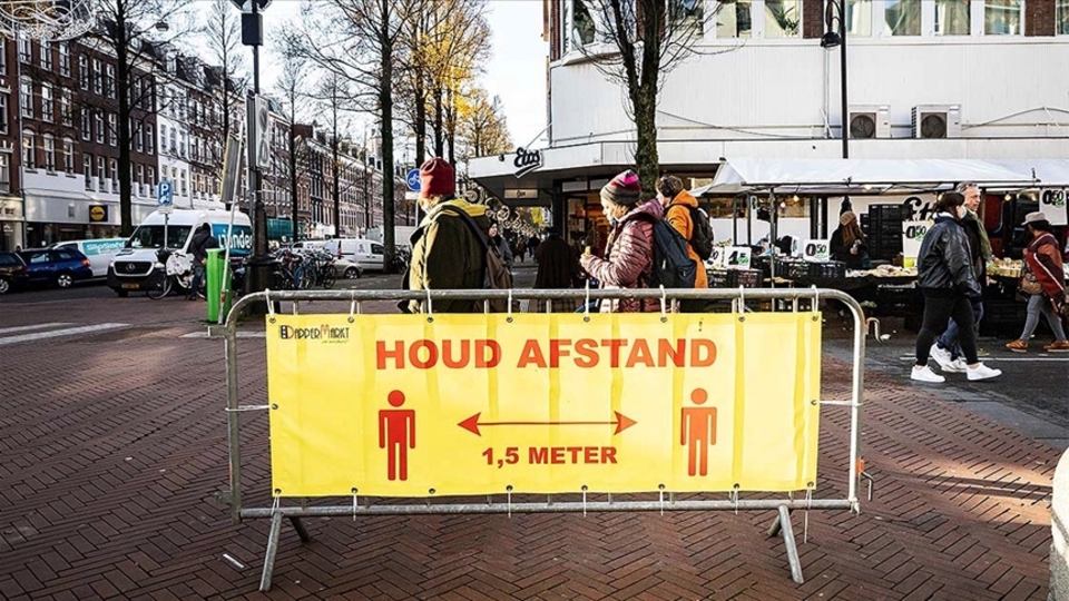 Hollanda, İngiltere'ye uçuşları "şartlı" olarak açtı