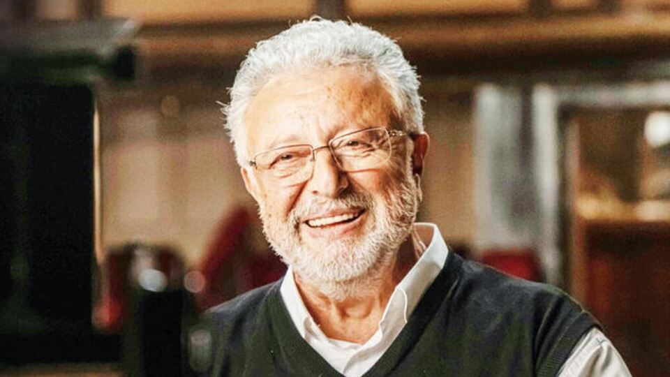 Metin Akpınar kimdir?