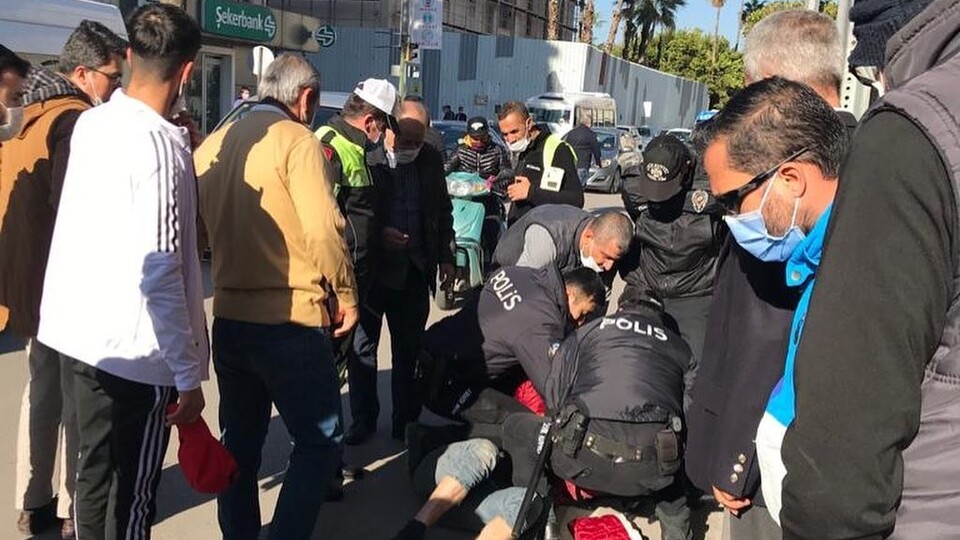 Maske uyarısında bulunan polise bıçak çekti!