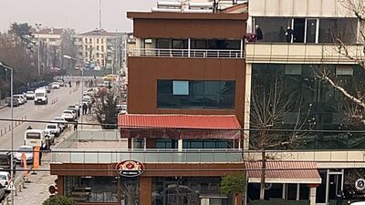 Polisi görünce çatıdan kaçtılar