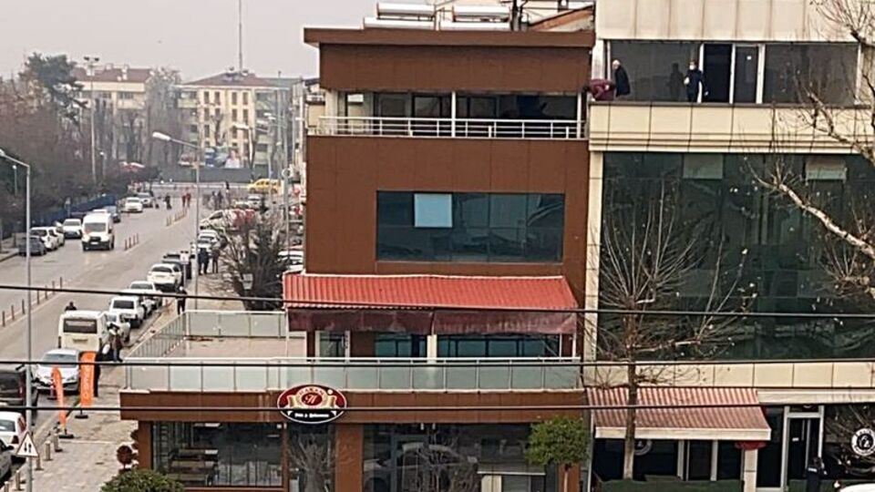 Polisi görünce çatıdan kaçtılar