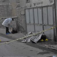Eşini sokak ortasında katletti