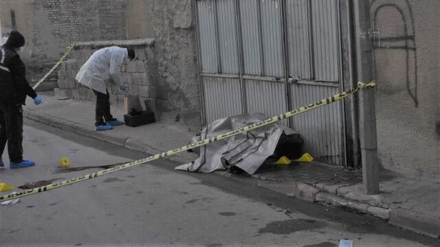 Eşini sokak ortasında katletti