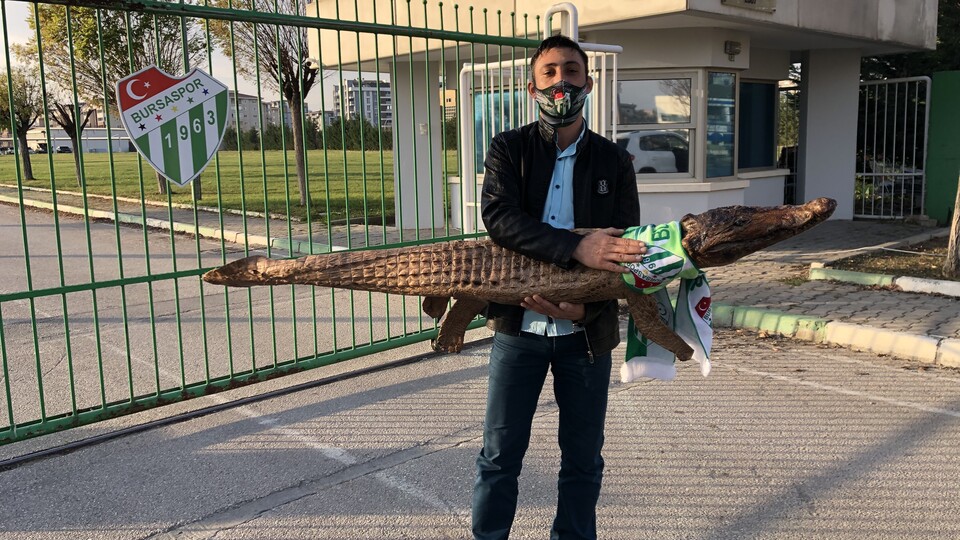Taraftar, tesise timsah getirdi!
