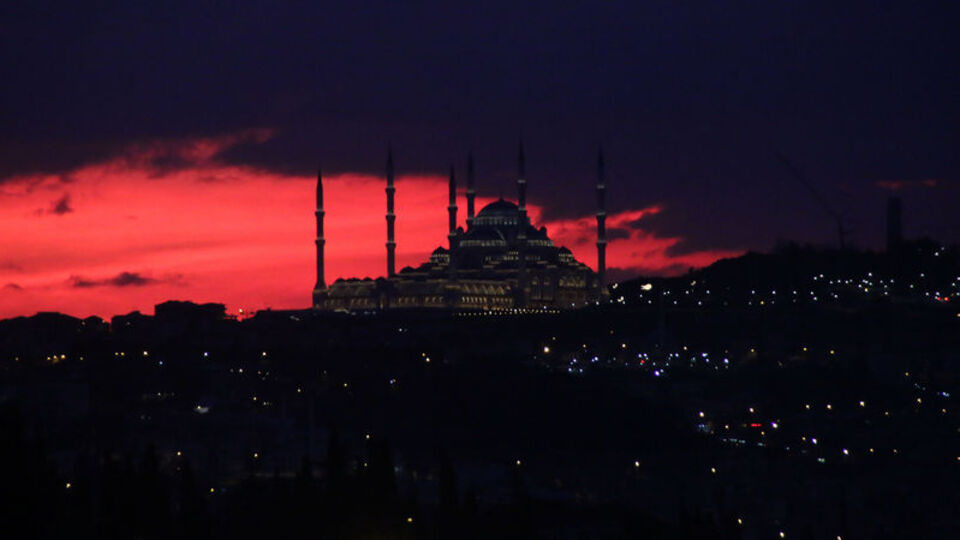 İstanbul'da gün doğumuyla birlikte gökyüzü kızıla boyandı