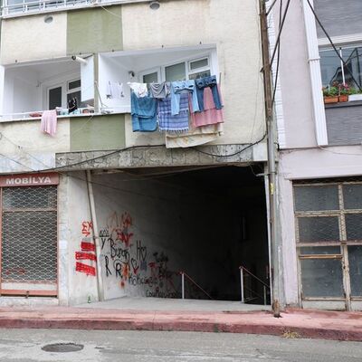 Bu apartmanın altından sokak geçiyor! Herkes mutlu onlar değil!