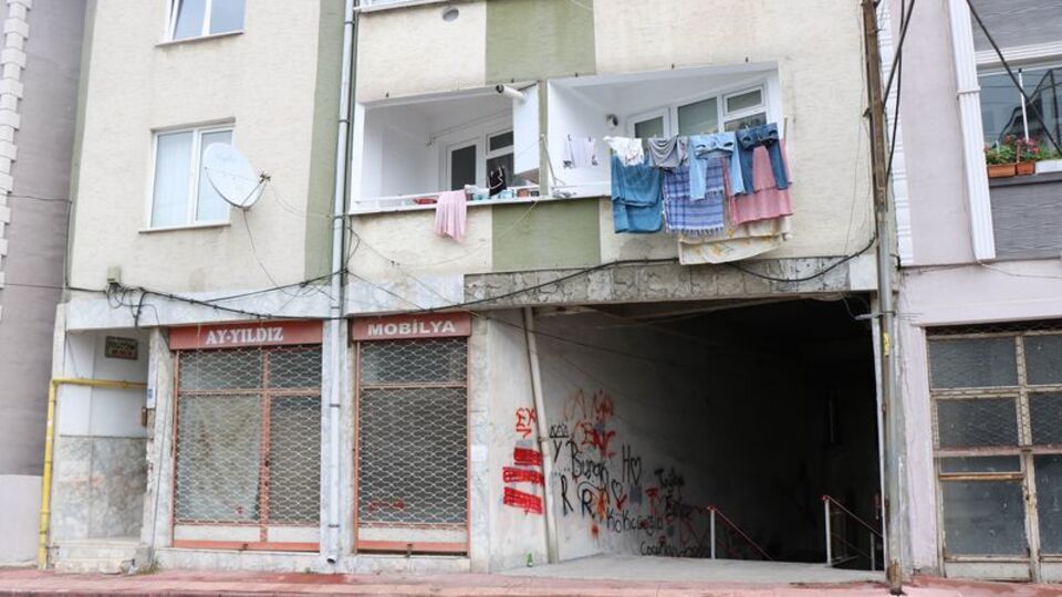 Bu apartmanın altından sokak geçiyor! Herkes mutlu onlar değil!