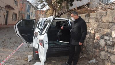 Park halindeki sıfır aracı sopayla bu hale getirdi