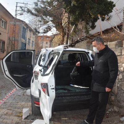 Park halindeki sıfır aracı sopayla bu hale getirdi