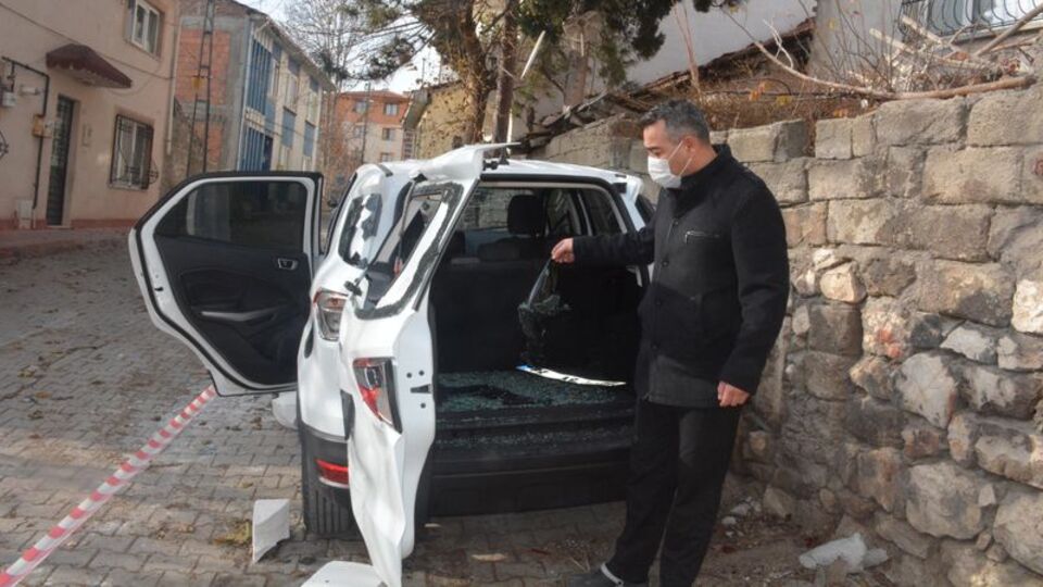 Park halindeki sıfır aracı sopayla bu hale getirdi