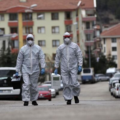 Filyasyon ekibi, koronavirüs testi pozitif olan kişiyi halayda bulmuş