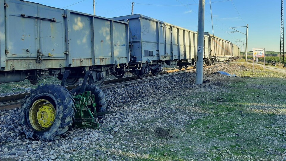 Yük treni traktöre çarptı: 1 ölü!