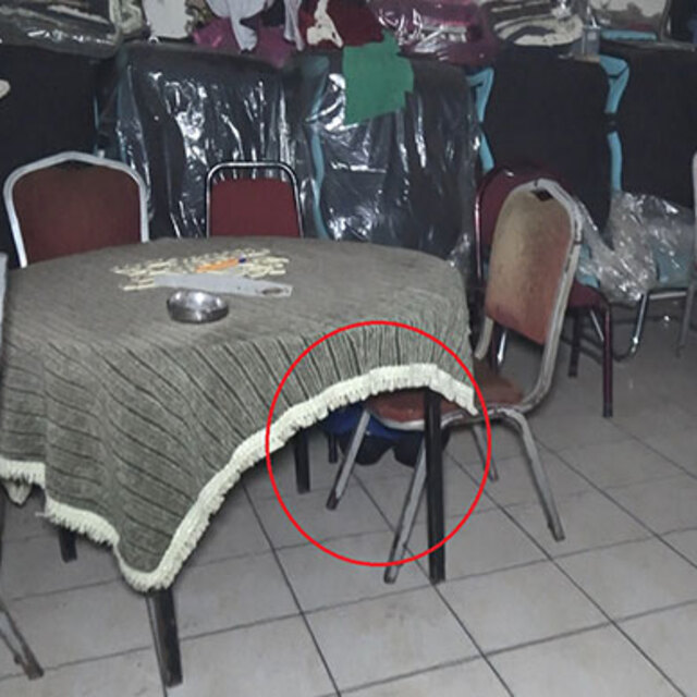 Polis baskınında masanın altına saklandı: Ayakkabımı bağlıyordum