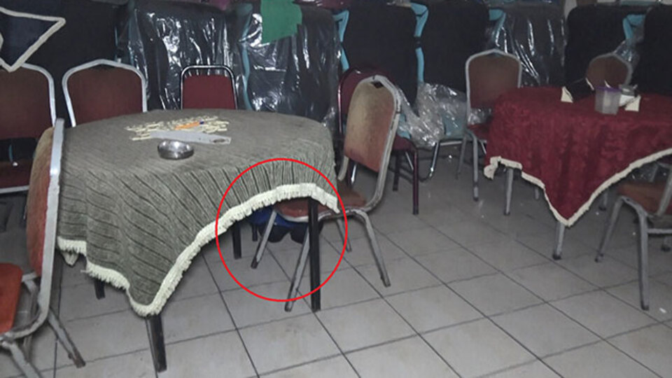 Polis baskınında masanın altına saklandı: Ayakkabımı bağlıyordum