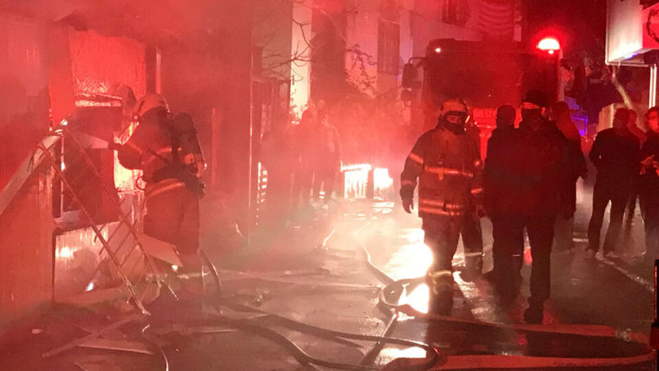 Yangında çatısı çöken evdeki çifti mahalleli kurtardı