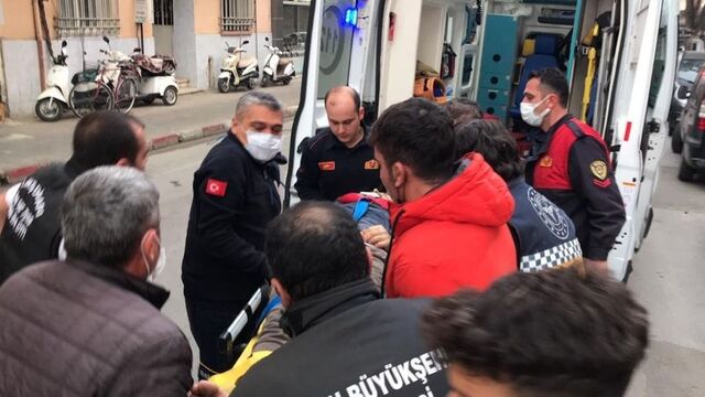 Apartmanın çatısından düşen genç kurtarılamadı