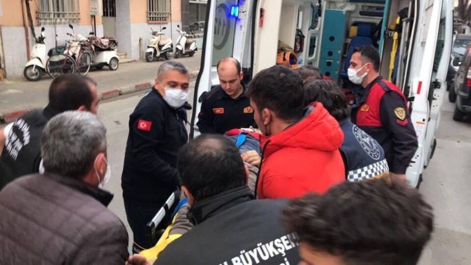 Apartmanın çatısından düşen genç kurtarılamadı