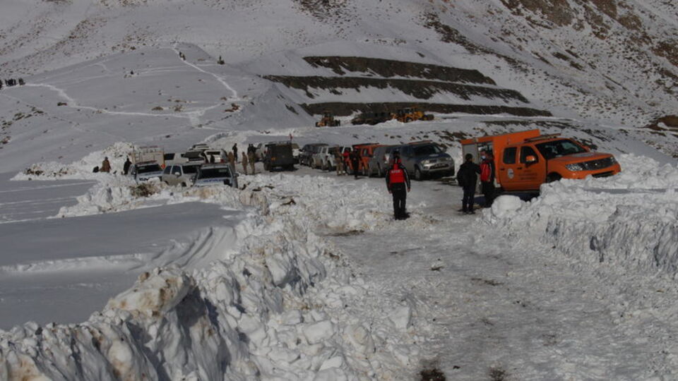 Hakkari'de çığ altında kalan asker şehit oldu!