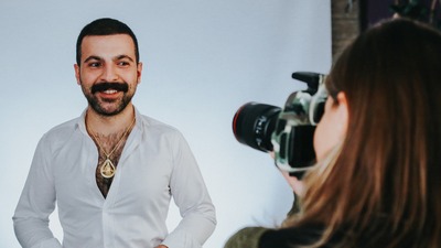 Takıları erkek model tanıttı... İnternette fenomen oldu