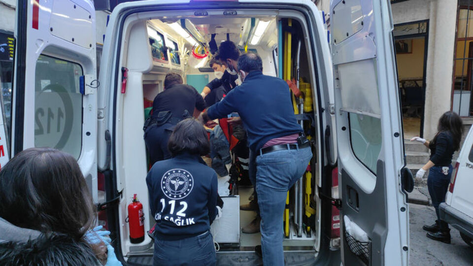 Beyoğlu'nda dehşet! Antikacı boğazından bıçaklandı!