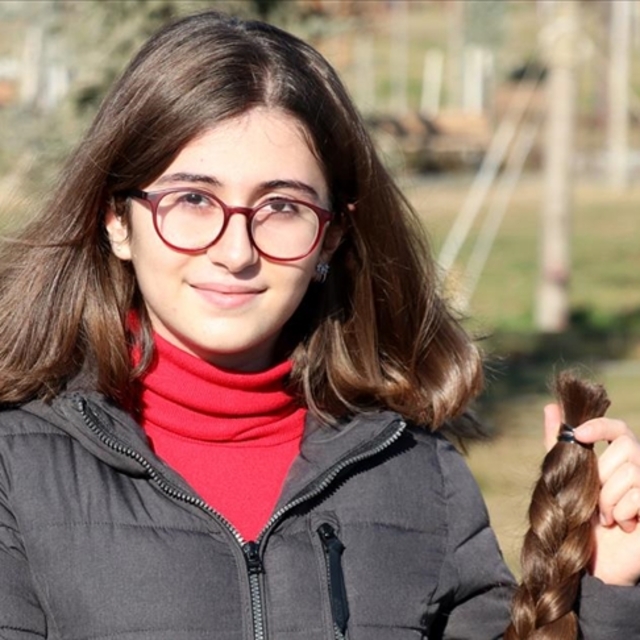 Rüyasında gördüğü lösemili çocuklar için saçını bağışladı