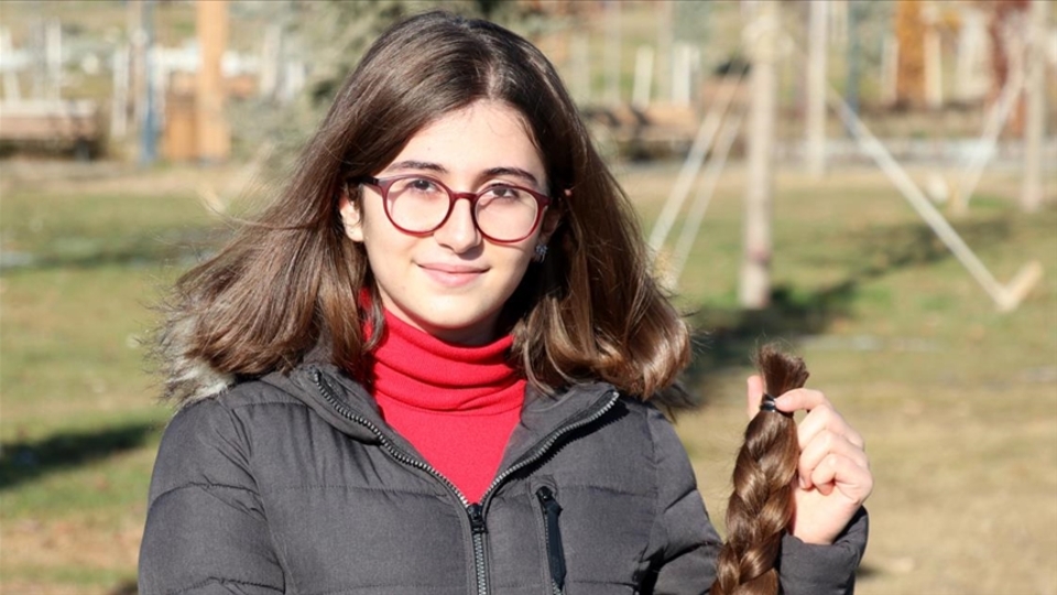 Rüyasında gördüğü lösemili çocuklar için saçını bağışladı