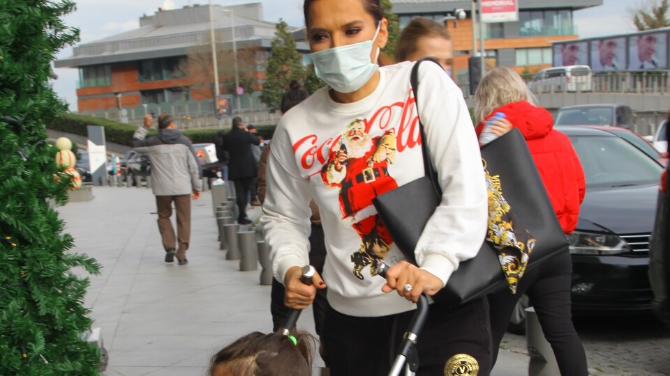 Hira'yı bebek arabasıyla gezdirdi