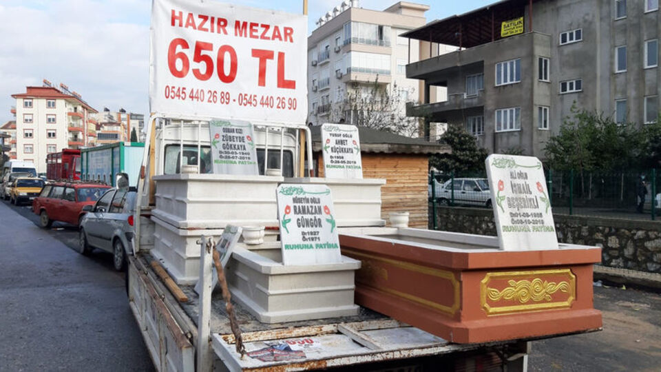 Pazarda 'hazır mezar' tezgahı açtı!
