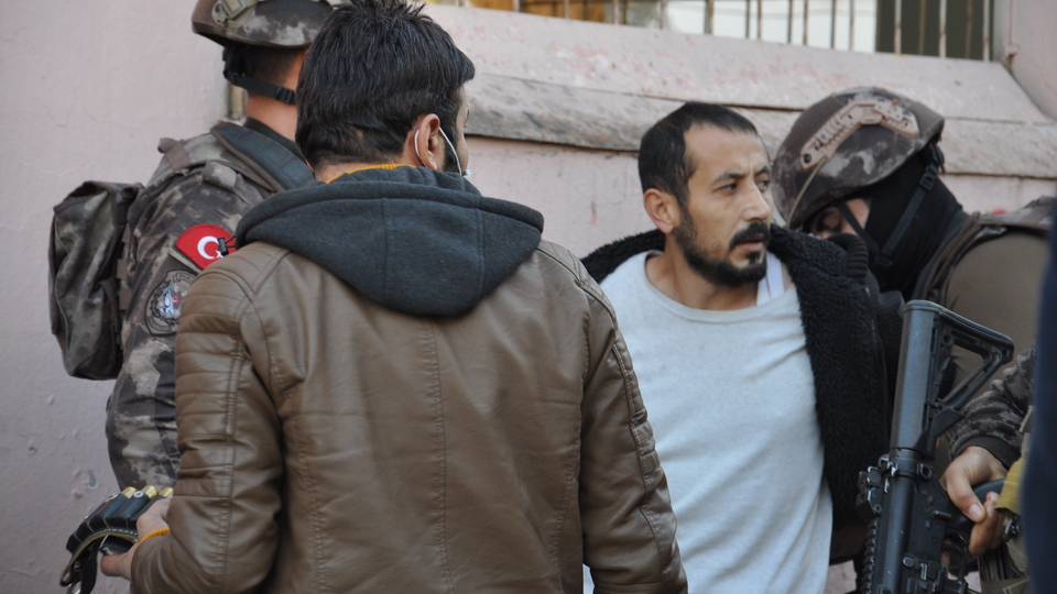 Rehin aldığı annesini öldürdü!