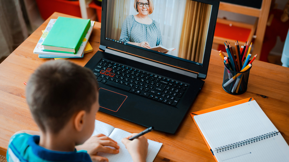 Çocuk dahi, ortam sanal, öğretmen yapay zekâ!
