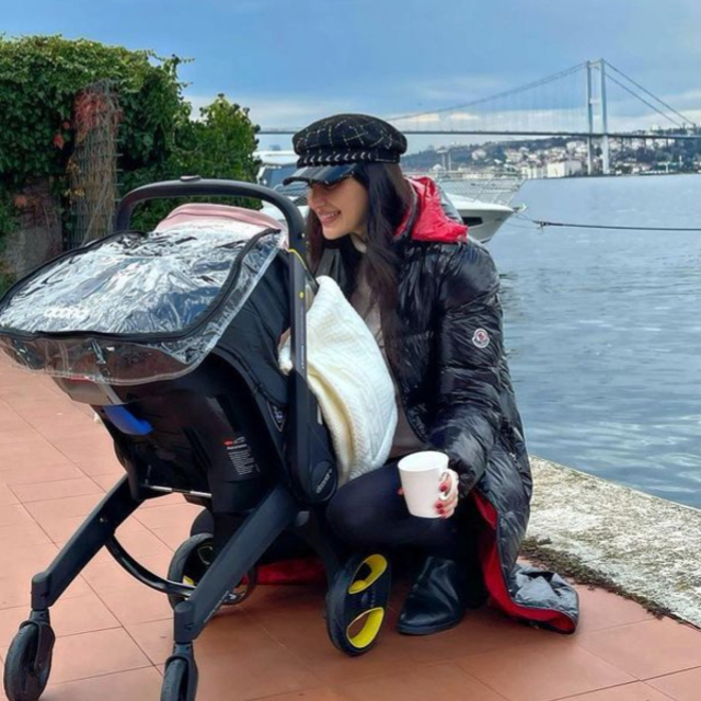 Kızıyla Boğaz'da poz verdi