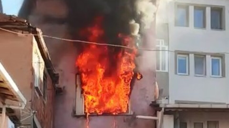 İki kardeş, alevlerin sardığı evde mahsur kaldı!