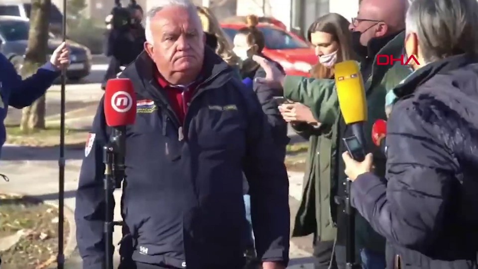 Belediye başkanı canlı yayında depreme yakalandı!