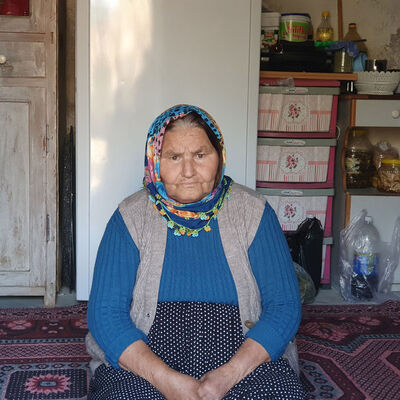 Elinde büyüyen komşusu soydu!