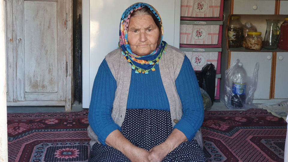 Elinde büyüyen komşusu soydu!