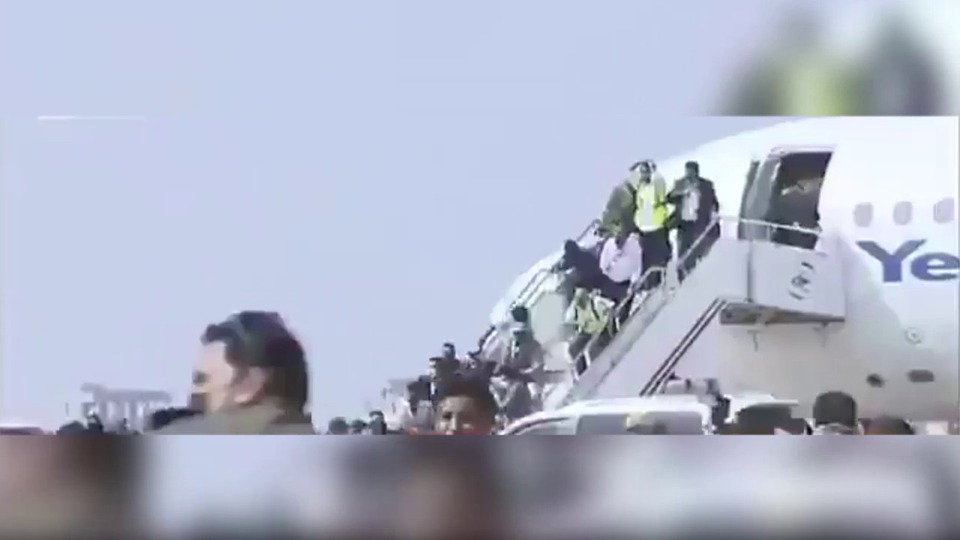 Yemen'de kabine üyelerinin indiği havalimanında patlama!