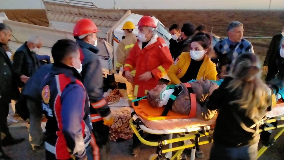 Tarım işçilerini taşıyan araç devrildi: 22 yaralı!