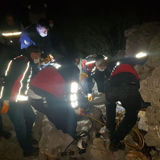 Feci ölüm: Üzerine 5 tonluk kaya düştü!