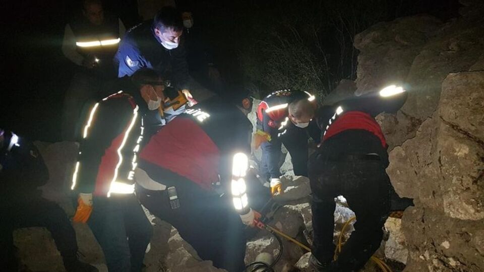 Feci ölüm: Üzerine 5 tonluk kaya düştü!