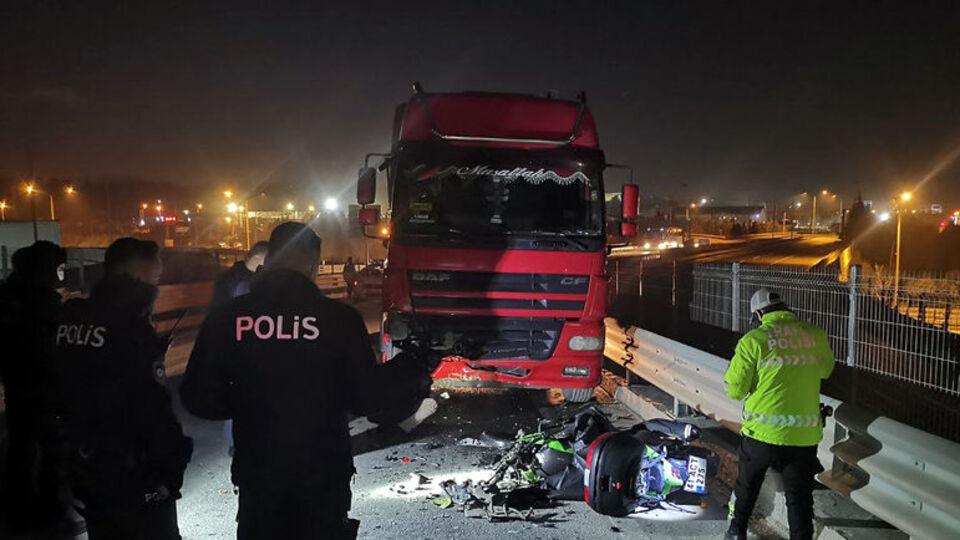 TIR ile çarpışan motosikletin sürücüsü kurtarılamadı